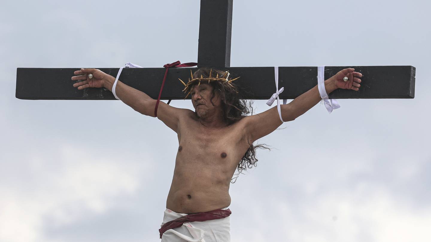 Filipino villager will be nailed to a cross for the 35th time on Good Friday to pray for world peace