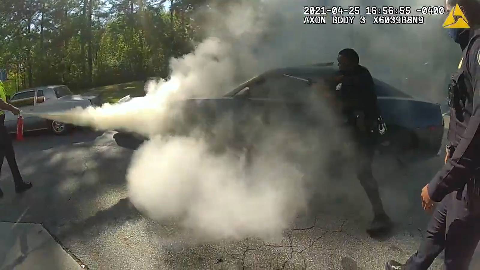 Video Officers Rush To Pull Driver Having Seizure From Burning Car At 