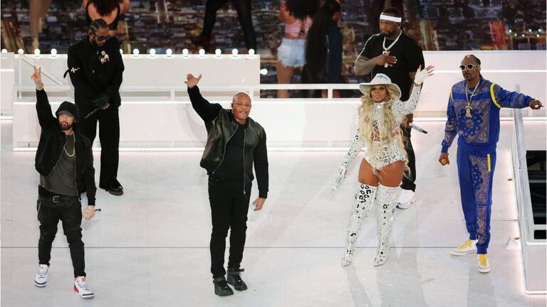 Eminem Kneels During The Super Bowl LVI Halftime Show Just Like Colin  Kaepernick