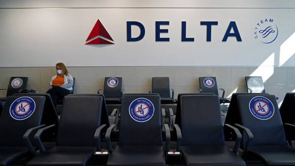 Staffing shortages, record travel lead Delta to temporarily open middle seats