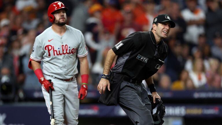 World Series umpire delivers flawless performance during Game 2