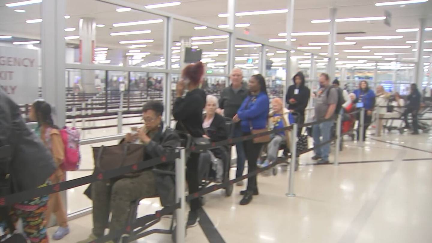Large crowds pass through Atlanta airport on busiest travel day during Thanksgiving holiday