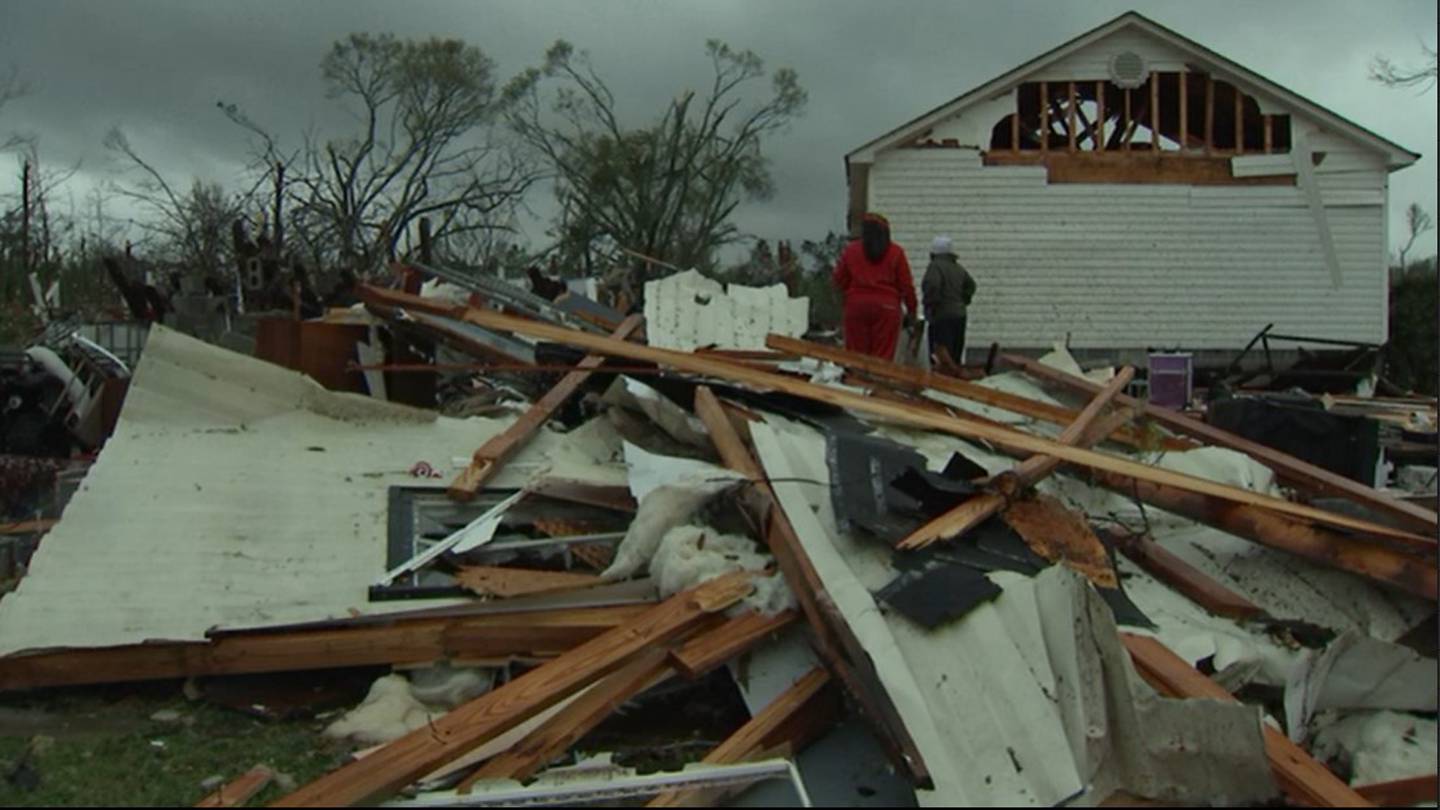 Condado de Troup – WSB-TV Channel 2 Tornado danifica pelo menos 100 estruturas, fere muitos