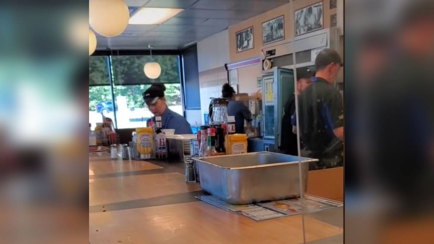 Woman claims that workers at Ga.  Waffle House joked with loops in front of biracial family – WSB-TV Channel 2
