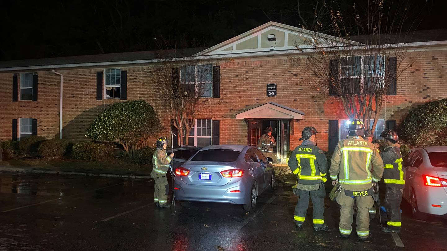 Firefighters save 9 people from early morning Atlanta apartment fire