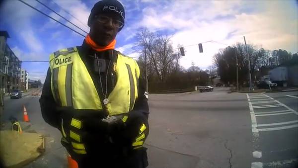 Video shows a fake officer directing traffic on busy Gwinnett County road, police say
