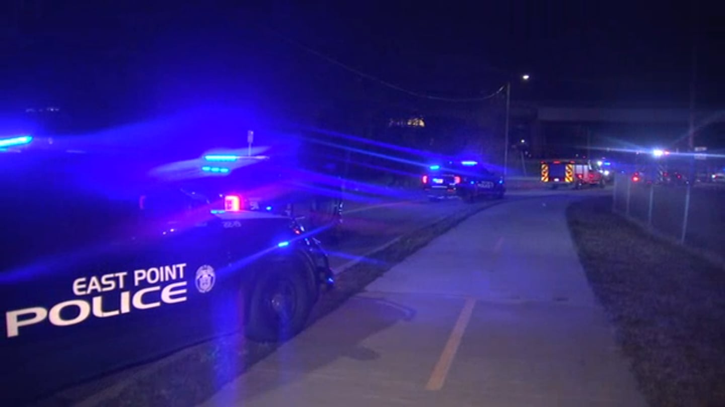 1 adolescente baleado, 1 adolescente apuñalado después de un partido de baloncesto en una escuela secundaria en East Point, dice la policía – WSB-TV Channel 2