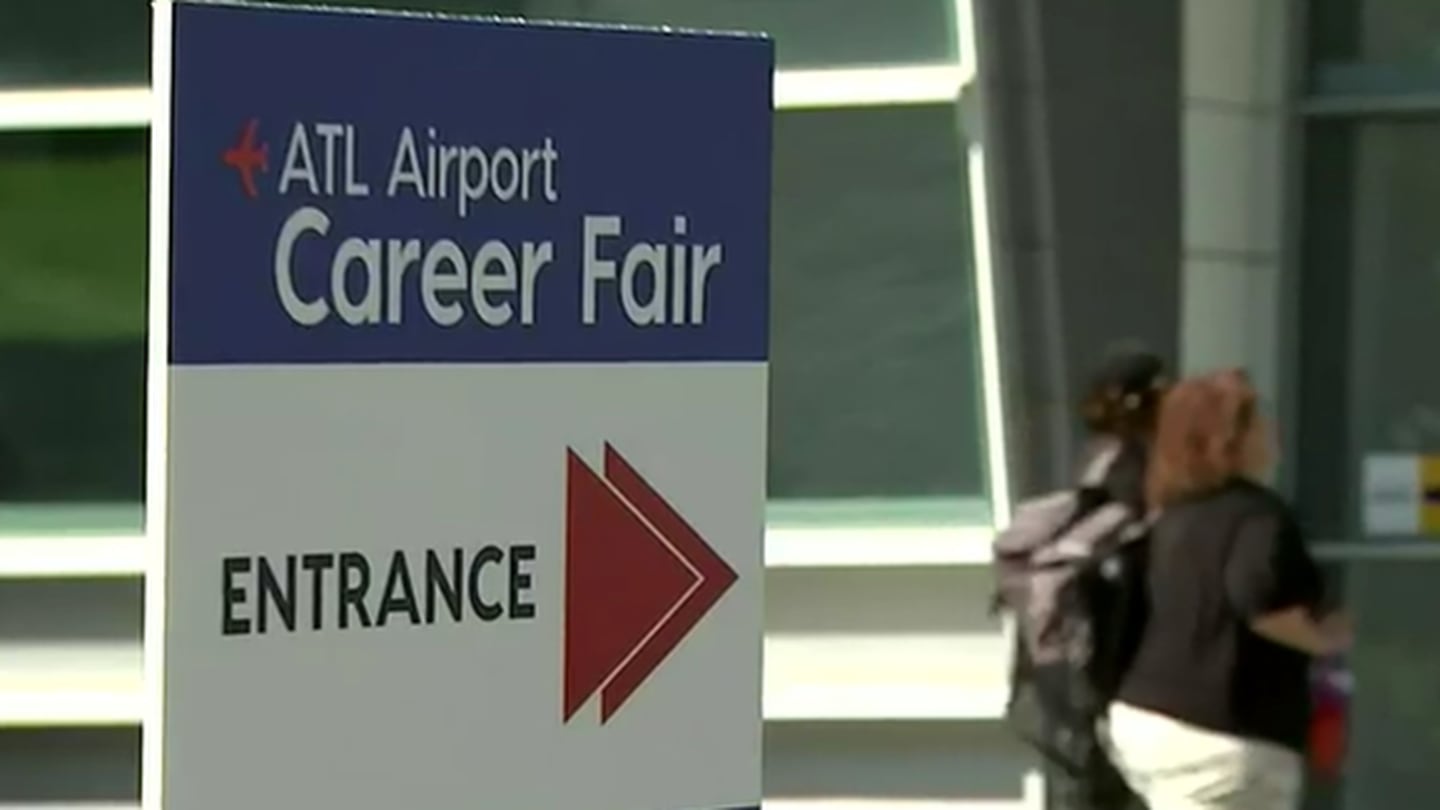 Big crowds show up to fill thousands of jobs at Atlanta airport WSB