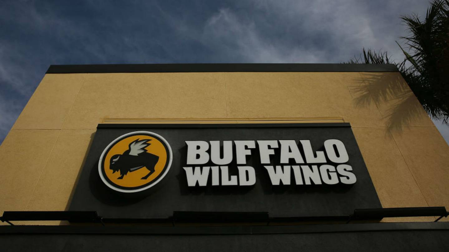 Live rat falls from ceiling and lands on table at Buffalo Wild Wings