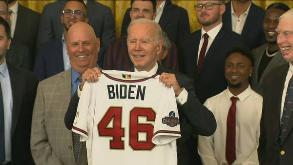 Atlanta Braves visit White House, gifts President Biden with jersey 
