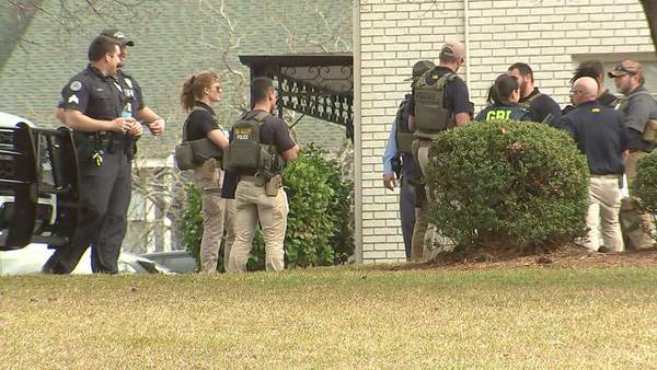 PHOTOS: Police swarm Athens apartment complex tied to death at UGA