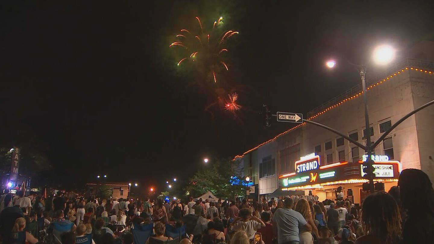 Thousands of people packed out Marietta Square for fireworks show WSB