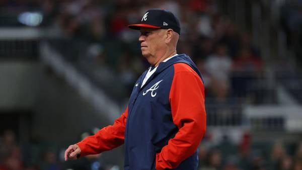 Braves manager: Fans causing delay of game by throwing trash on field ‘uncalled for’
