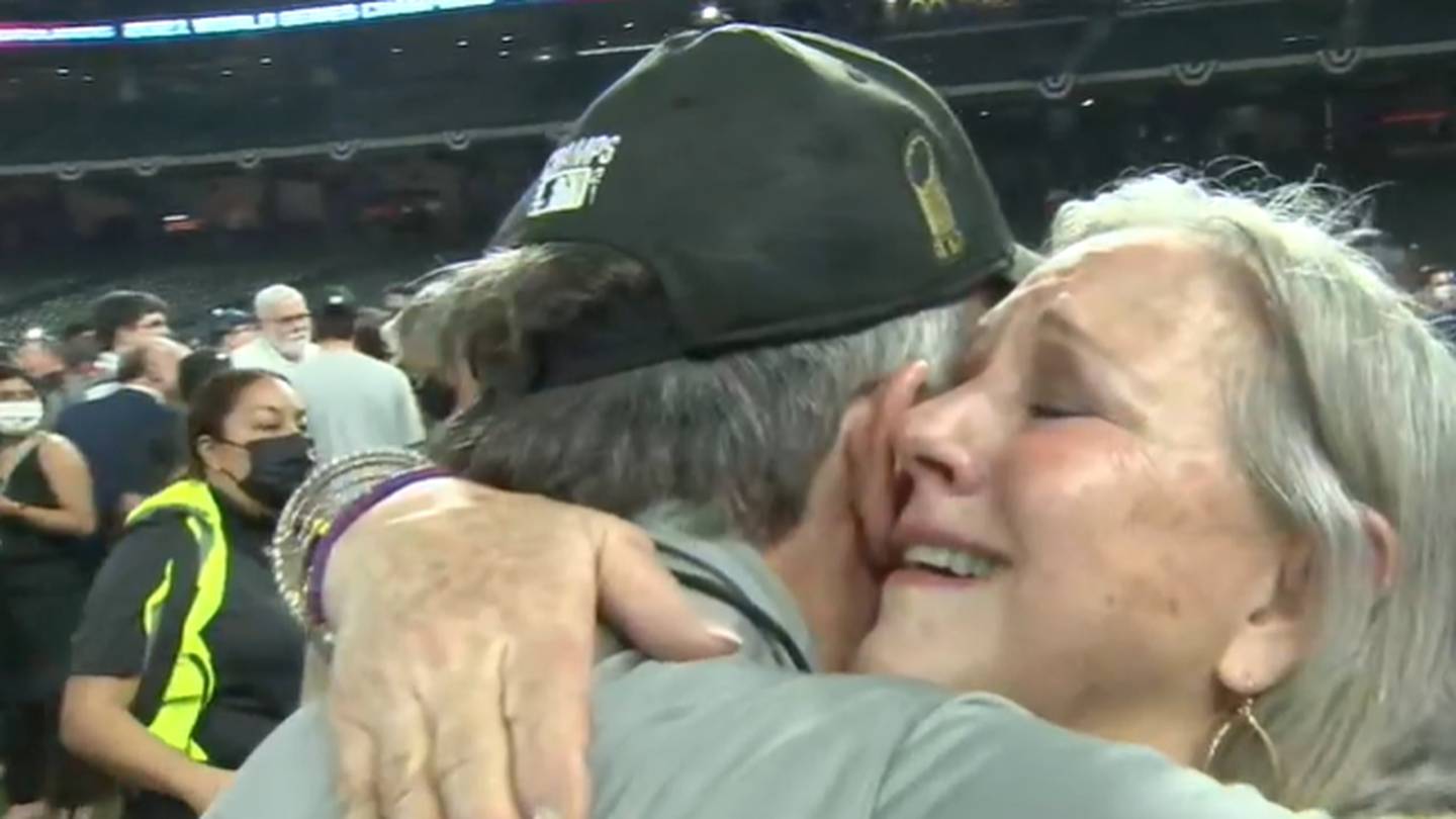 Brian Snitker's wife Ronnie overcome with emotion after World