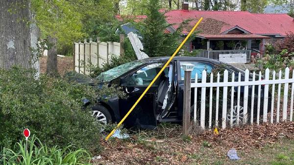 Driver injured after crashing into tree in Habersham County