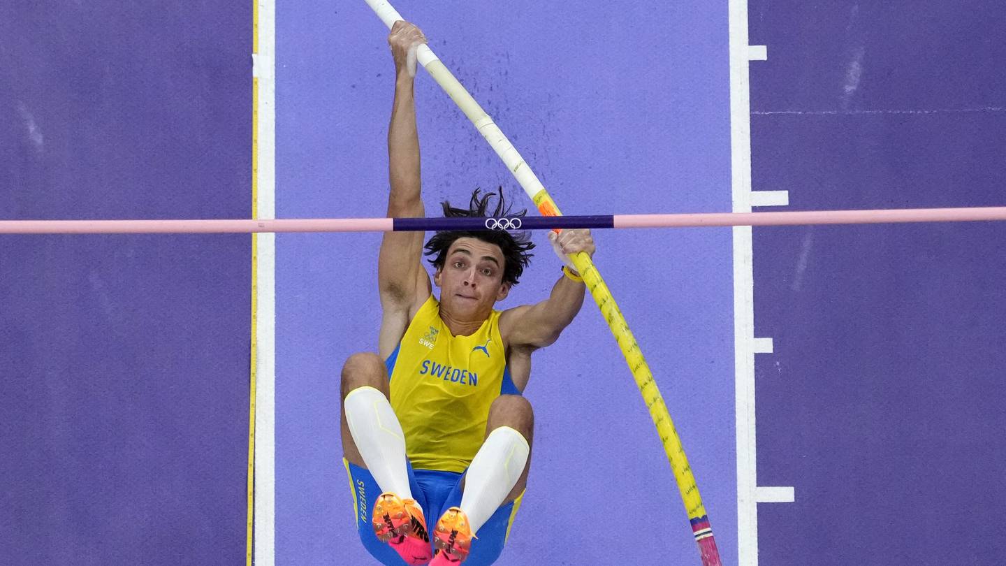 Armand "Mondo" Duplantis breaks pole vault world record in goldmedal