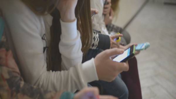 Cell phone bans enacted in metro school districts, now advocates pushing for national version