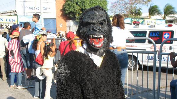 Man in gorilla suit wielding machete threatened to blow up apartment building, police say