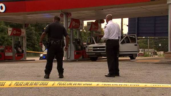 Police investigating shooting, stabbing scenes in same block of busy Atlanta road