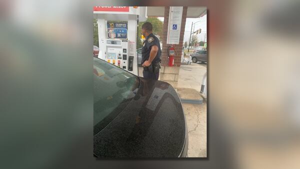 Metro Atlanta officer buys gas for woman who was recently robbed