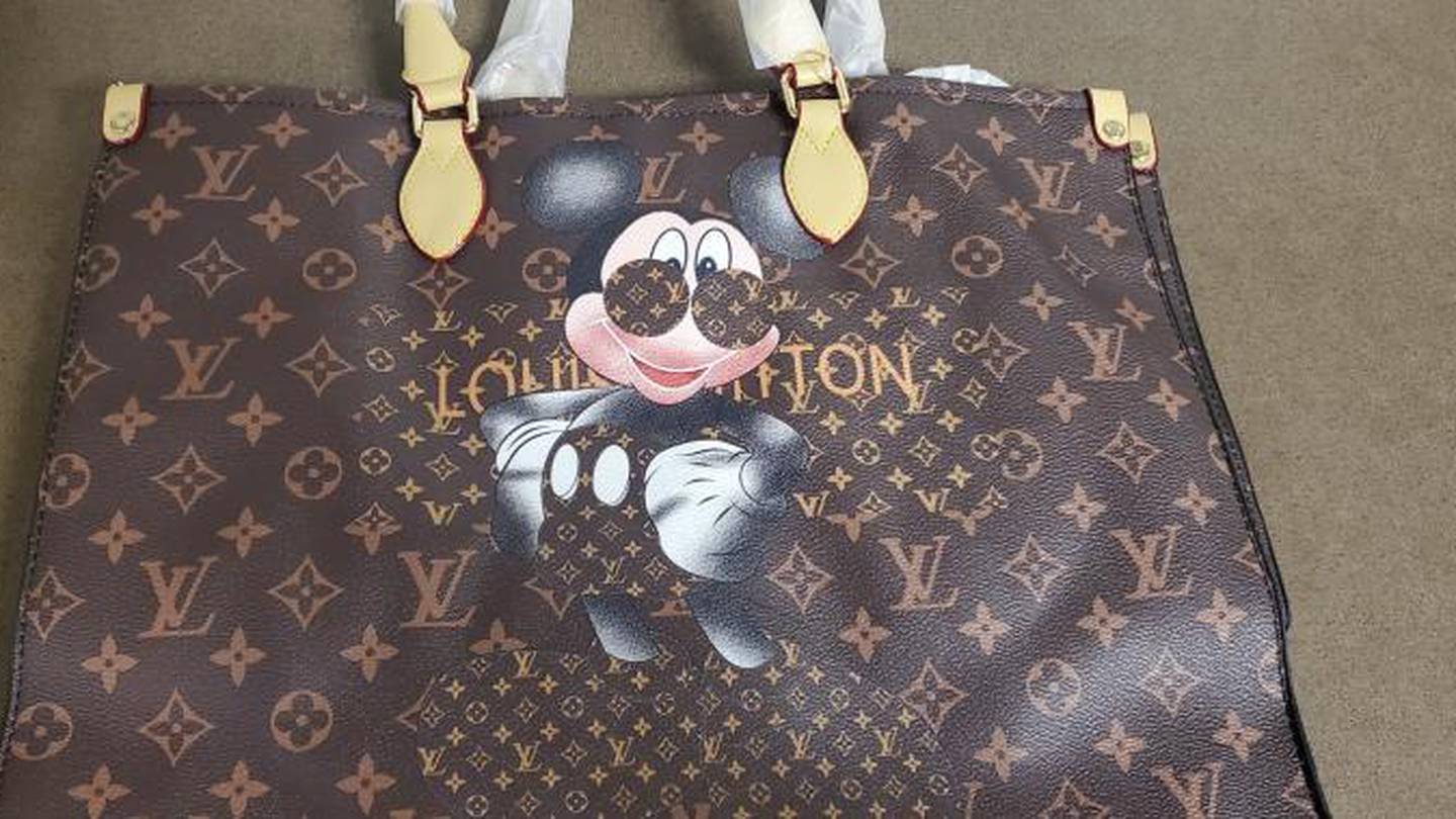 Brazen vendors selling knockoff Gucci and Louis Vuitton bags are  overrunning Manhattan's Chinatown