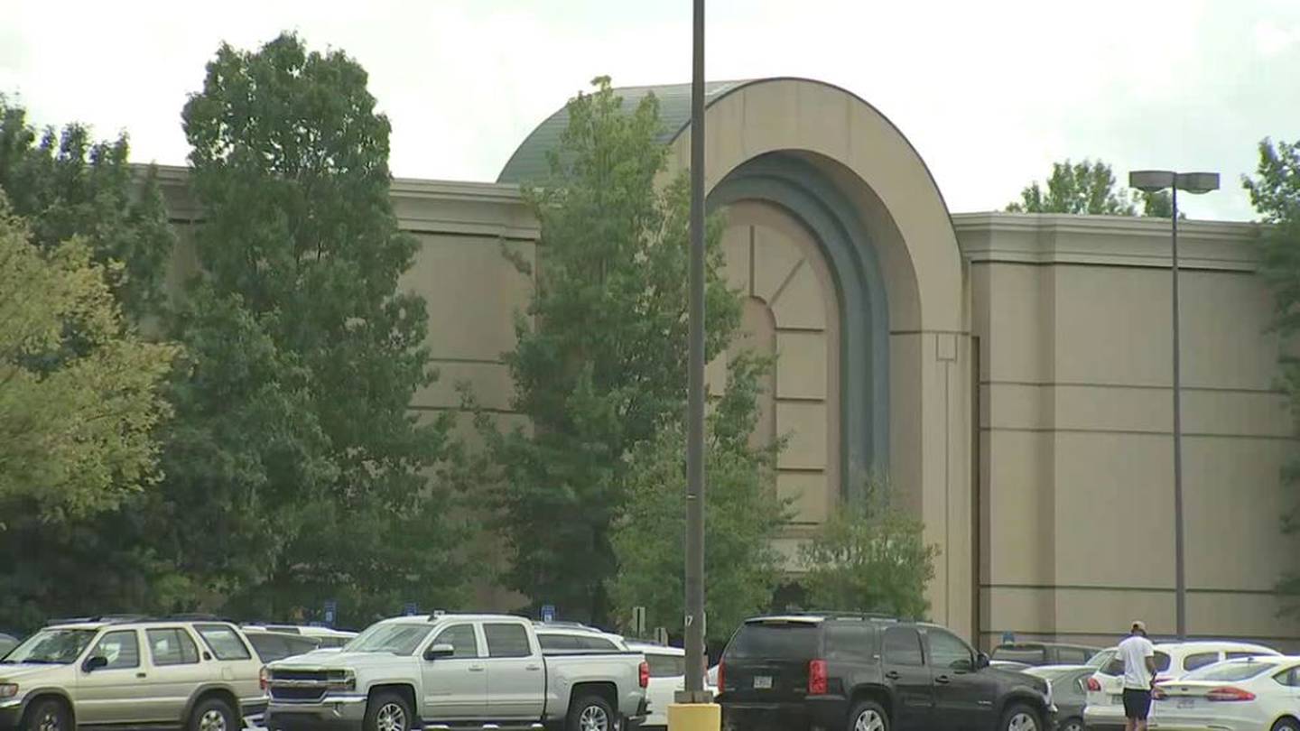 Macy's worker shot in Atlanta mall robbery