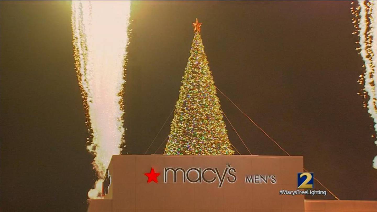 Thousands brave the cold to watch the 69th annual Macy's Great Tree
