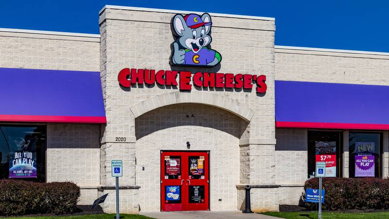 Chuck E. Cheese says its getting rid of its animatronic bands except for 1 location