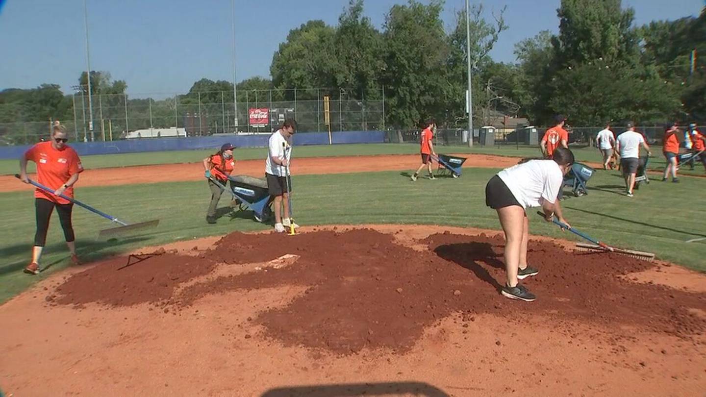 Atlanta Braves continue Hank Aaron Week with volunteer project at