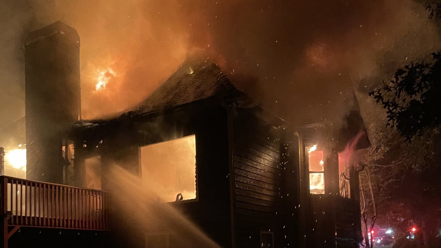 2 hurt in metro Atlanta house fire